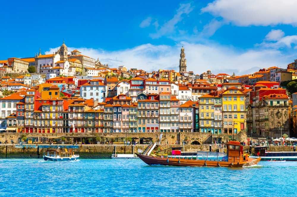Porto – kesäinen panoraama Douro-joen varrella