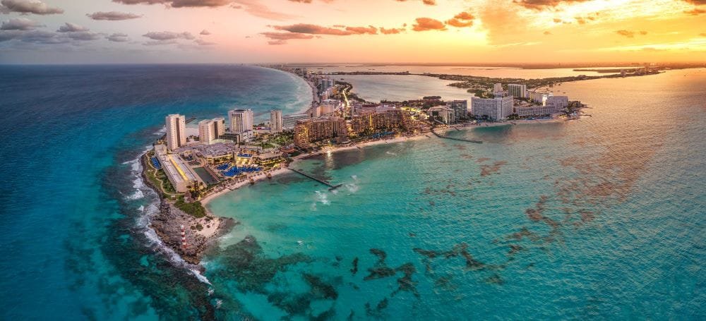 Cancúnin ranta – auringonlaskun väriloisto Karibian äärellä