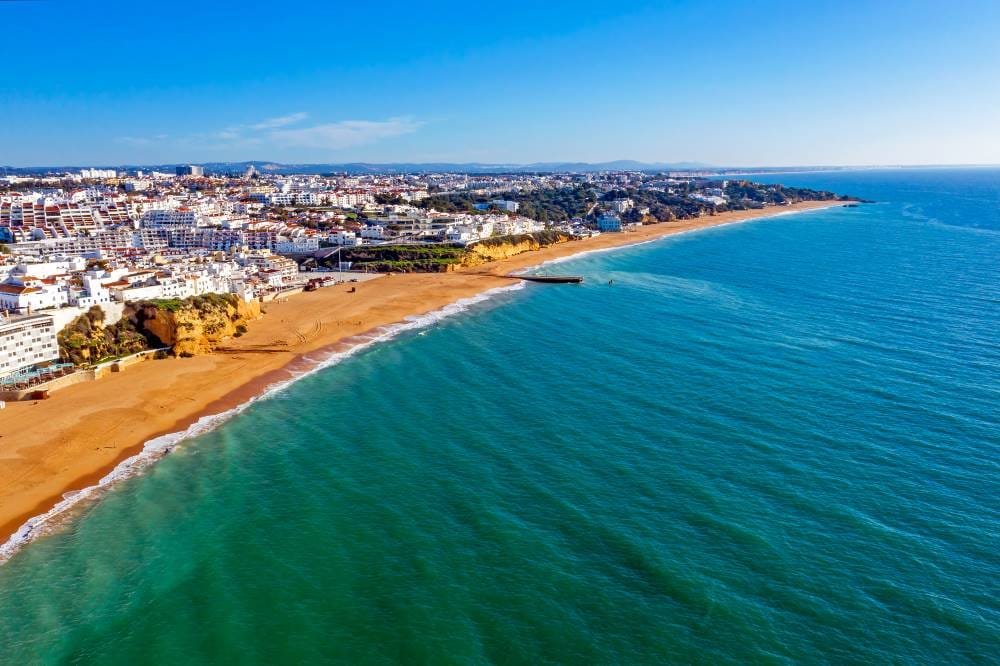 Albufeira – Algarven rannikon valkoinen helmi ylhäältä katsottuna