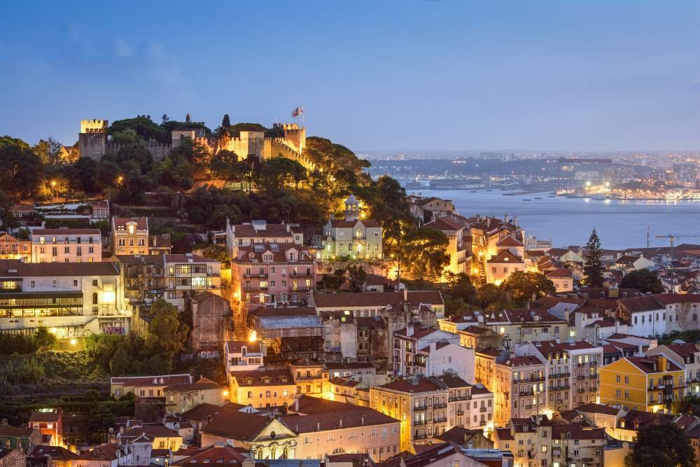 São Jorge Castle – historiallinen siluetti Lissabonin yläpuolella