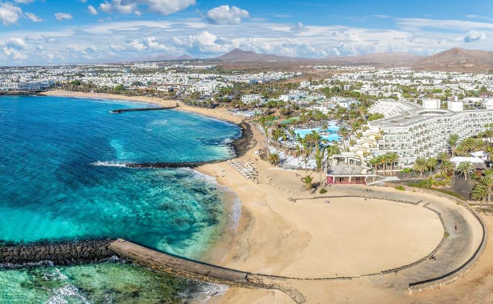 Playa de las Cucharas – Costa Teguisen kultahiekkainen perheranta