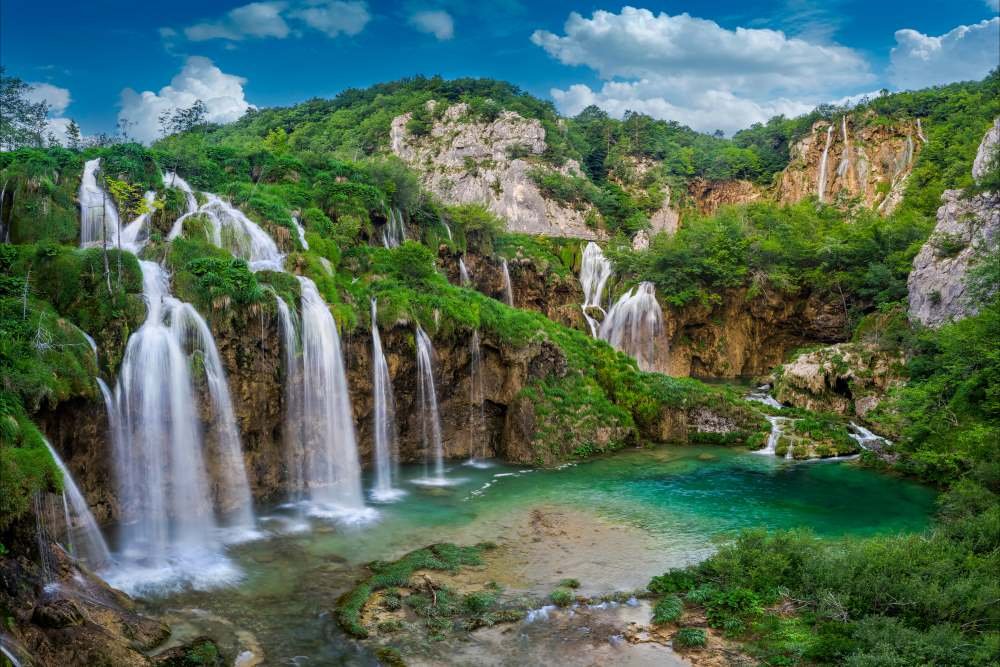 Plitvicen kansallispuisto – Kroatian vesiputousten taianomainen valtakunta